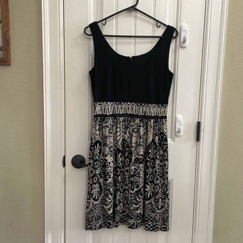 ADRIANNA PAPELL black and taupe sleeveless dress. 8